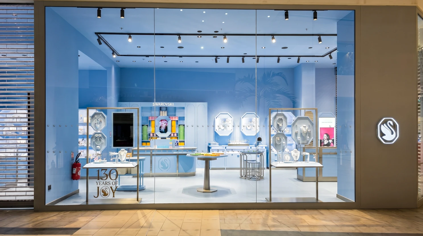 Fa&ccedil;ade vitr&eacute;e d'une boutique Swarovski en centre commercial, c&eacute;l&eacute;brant ses 130 ans