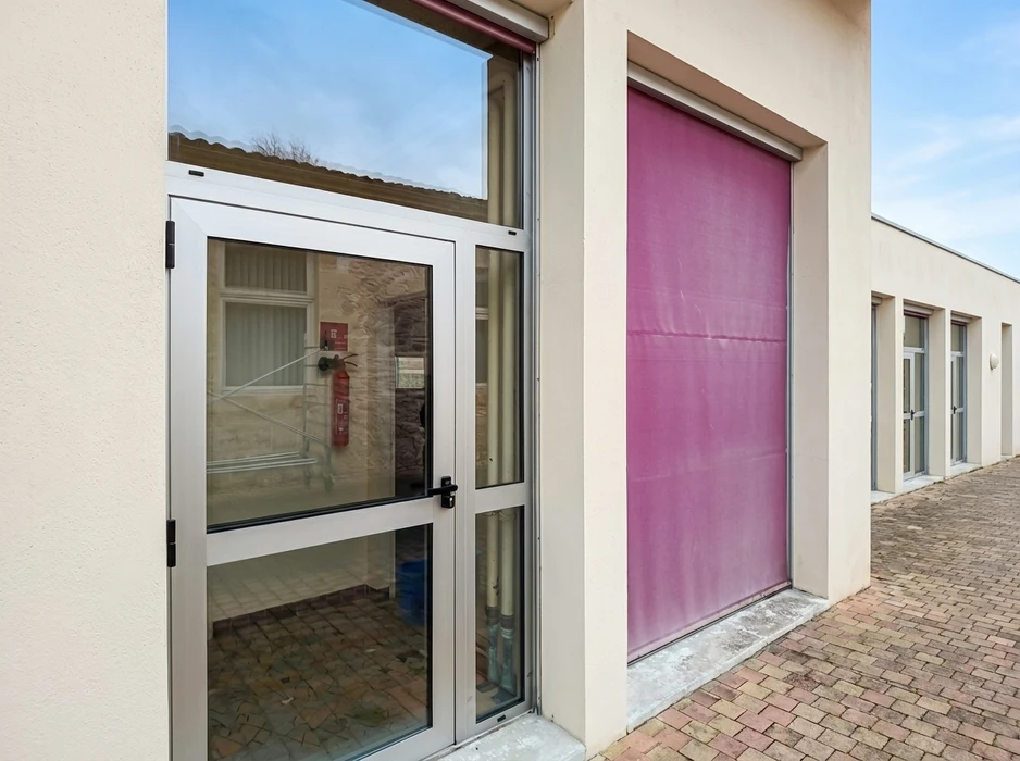 Extérieur d'un bâtiment commercial avec façade enduite beige