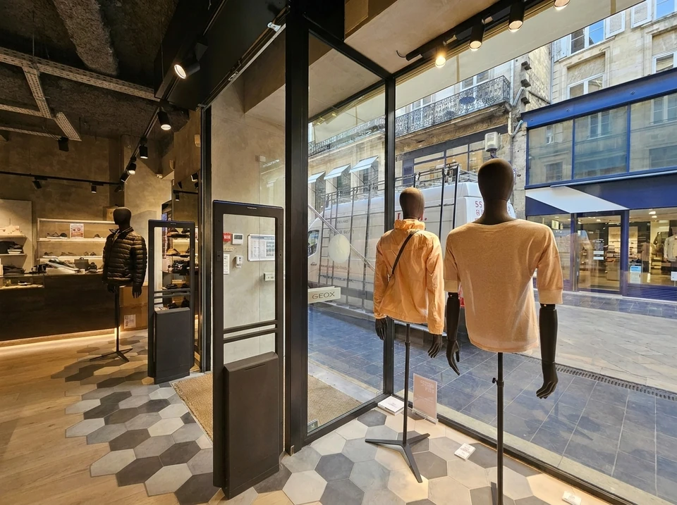 Devanture de magasin "YELLOWKORNER" avec vitrine éclairée présentant des photographies d'art encadrées