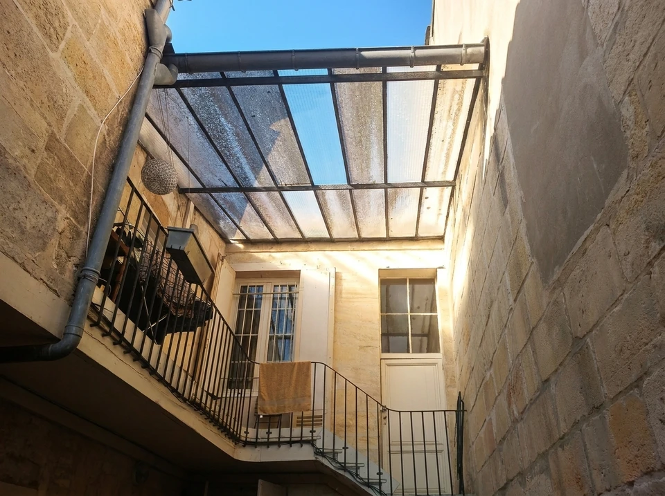 Entrée de bâtiment commercial, extérieur urbain, sans personnage