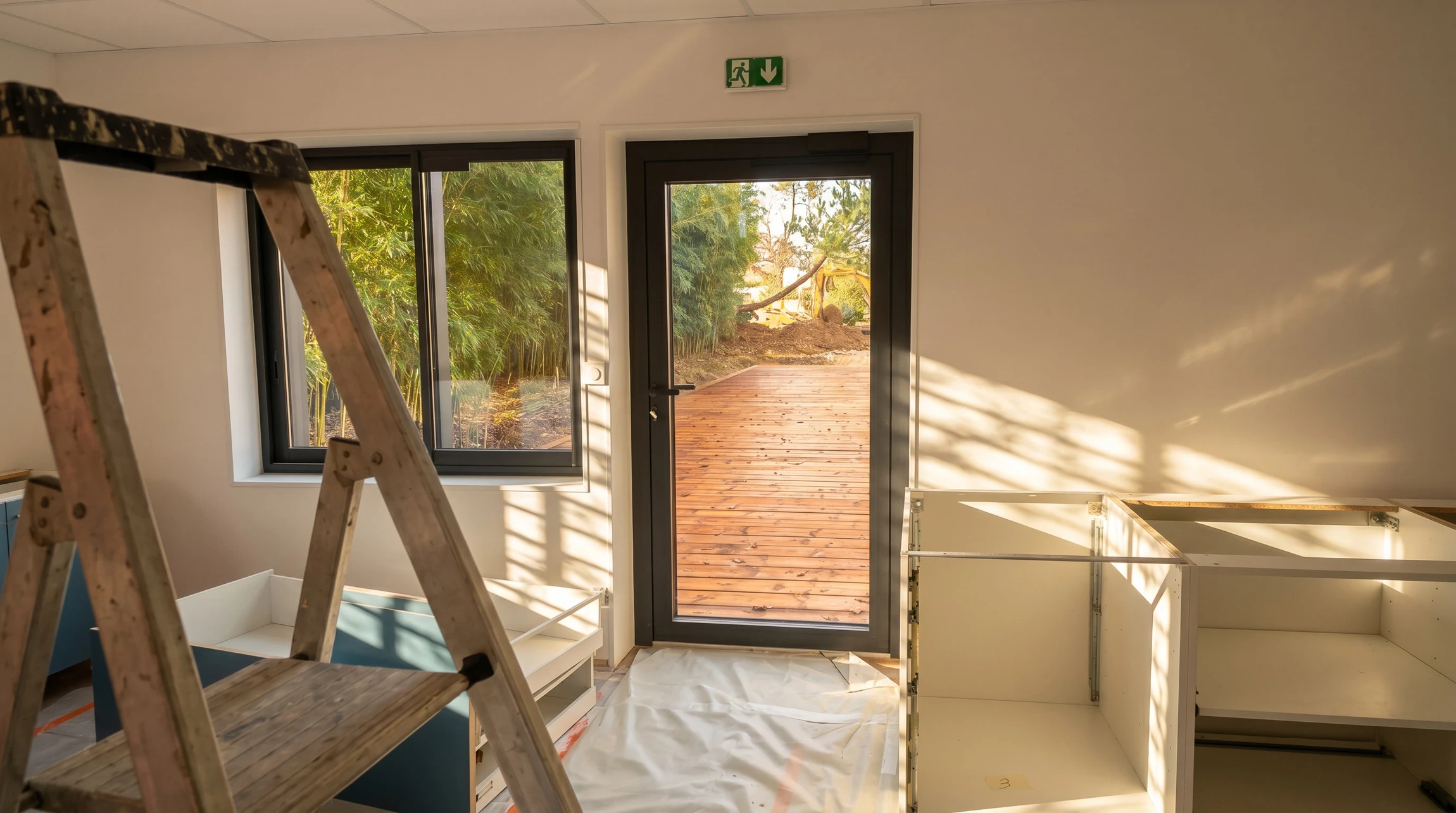 Ouvrier de construction installation d'une fenêtre dans la maison