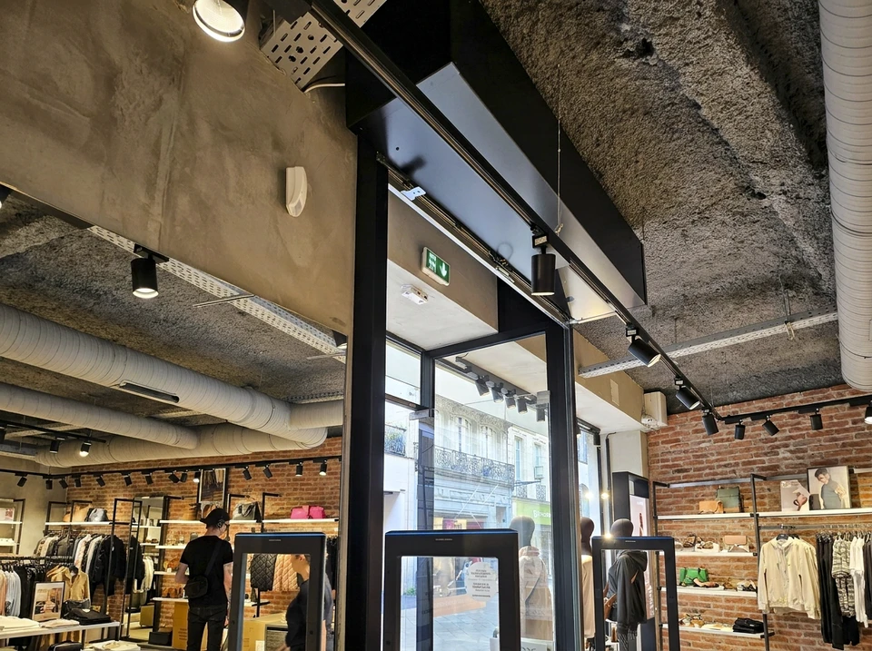 Sc&egrave;ne d'atelier avec mains d'artisan travaillant sur surface quadrill&eacute;e transparente, manipulation pr&eacute;cise d'outils de d&eacute;coupe ou gravure
