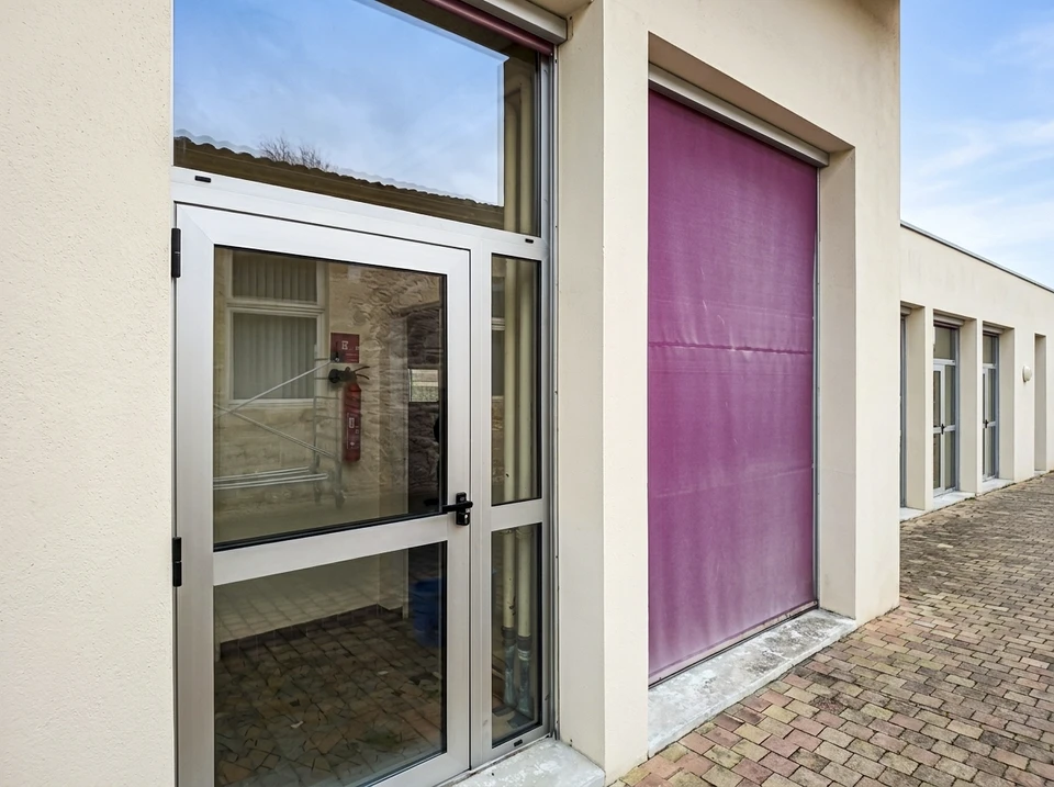 Homme faisant du cadre d'aluminium avec lunettes et filetage et installation de portes et de fen&ecirc;tres sur le chantier