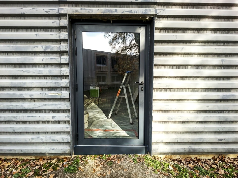 Ouvrier de construction installation d'une fen&ecirc;tre dans la maison