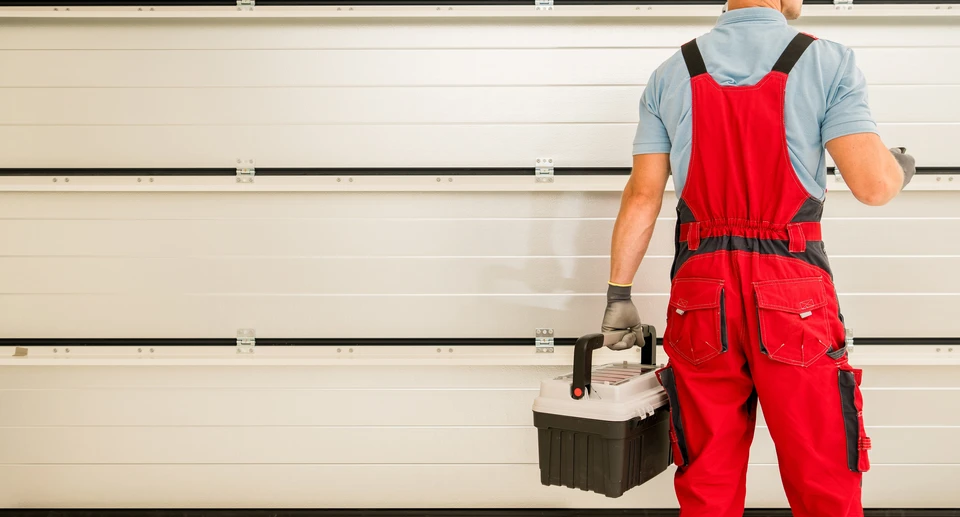 Garage résidentiel extérieur avec porte sectionnelle fermée de couleur marron foncé
