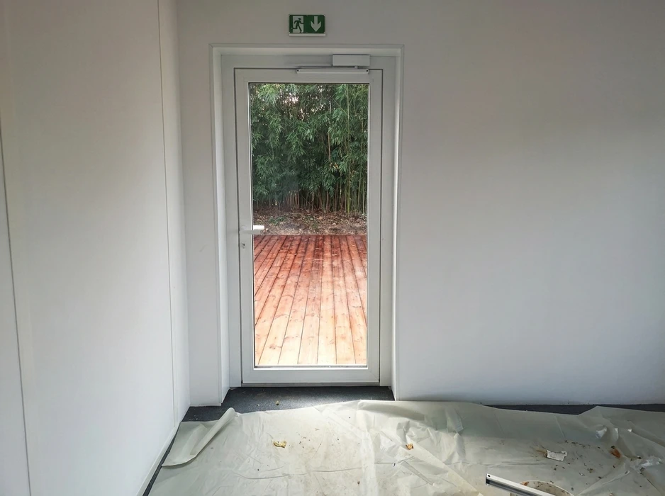 Intérieur en rénovation, pièce aux murs blancs fraîchement enduits